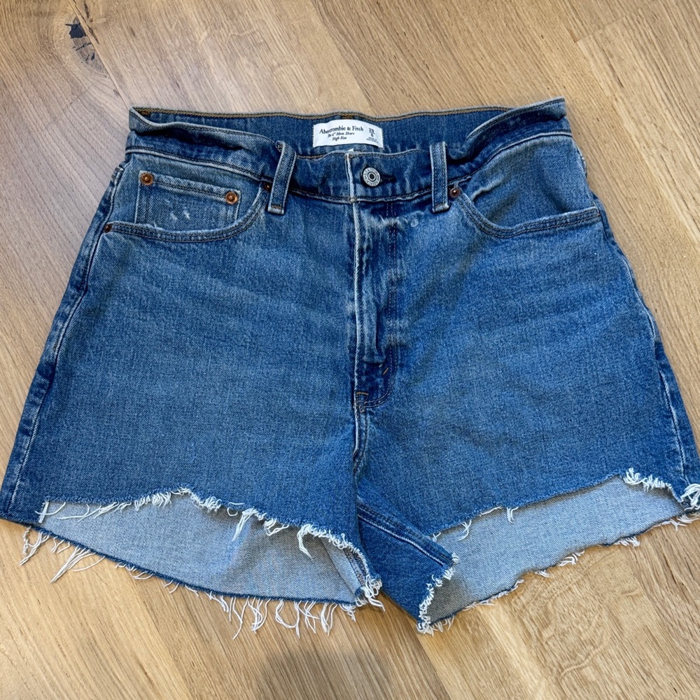Abercrombie & Fitch Medium Blue Frayed Hem 4” Mom Short High Rise